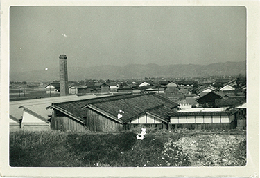 奈良伝統の蚊帳生地やふすま地の織物製造の上島織布工場（うえじまおりふこうじょう）の創業当時の写真